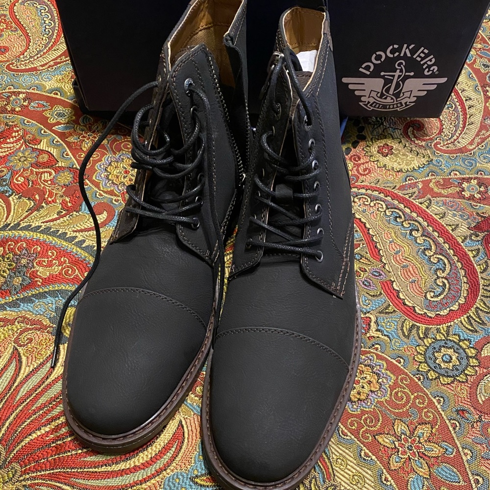 Brand new men’s Dockers black boots size 10